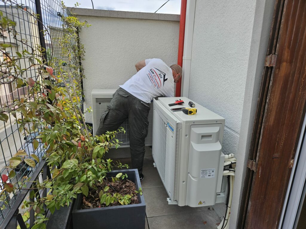 Installation de deux pompes à chaleur Daikin multisplit à Fontanay sous bois-8 Mise en place de deux pompes à chaleur Daikin multisplit à Fontanay sous bois