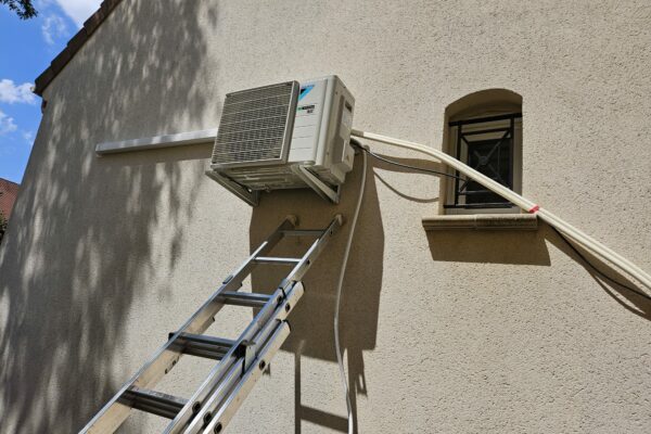 installation de deux pompes à chaleur Daikin à yerres