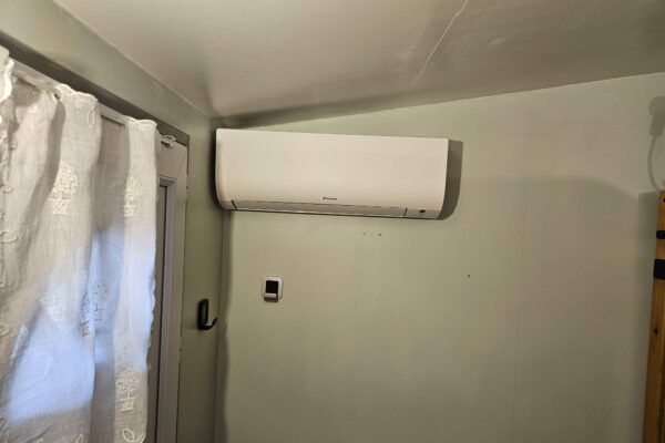 Professionnel d'installation d'une pompe à chaleur Daikin à Créteil