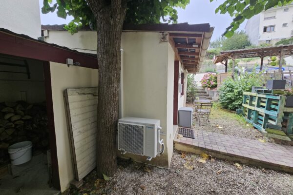 Professionnel d'installation d'une pompe à chaleur Daikin à Créteil