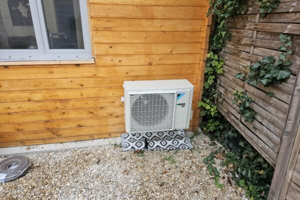 une installation d'une pompe à chaleur Daikin  à Chelles 77500-1