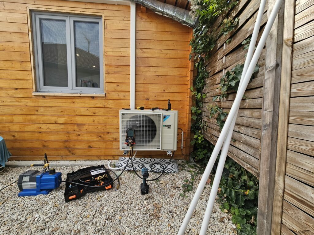 une installation d'une pompe à chaleur Daikin à Chelles 77500-2 Installation d'une pompe à chaleur Daikin à Chelles, 77500
